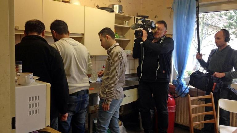 In der Fl�chtlingsunterkunft wird oft gemeinsam gekocht; 15 Fl�chtlinge aus f�nf Nationen teilen sich eine K�che. Heute kochen Khalil, Ahmad und Toufic ein syrisches Gericht. Das Rezept hat Khalils Mutter, die in Homs zur�ckblieb, per Mail geschickt.