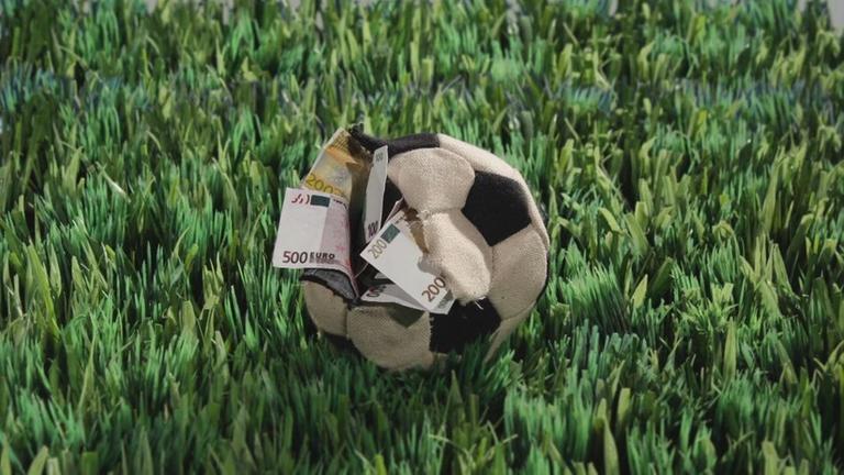 Der Fu�ball und das Geld. Skandale, rund um FIFA und DFB sind Thema im satirischen Jahresr�ckblick.