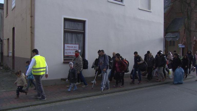 Fl�chtlinge verlassen freiwillig die Notunterkunft im nieders�chsischen Brake. Sie wollen weiter Richtung Norden.