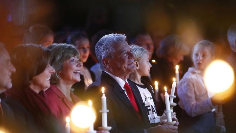 "Weihnachten mit dem Bundespr�sidenten" in der St. Stephan Kirche am 18.12.2015 in Mainz.
(L-R) Ministerpr�sidentin Rheinland-Pfalz Malu Dreyer , Daniela Schadt und Bundespr�sident Joachim Gauck.