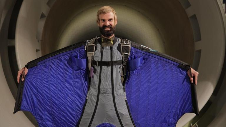 Den Traum vom Fliegen hat sich Halvor Angvik l�ngst verwirklicht. Im Wingsuit fliegt er mit rund 200 Kilometer pro Stunde durch die L�