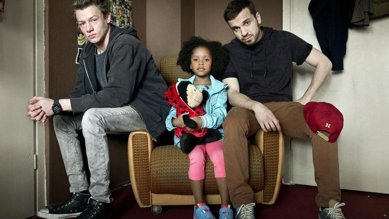 Die Hauptdarsteller von "Familie Braun": Vincent Kr�ger (l.), Nomie Laine Tucker (M.) und Edin Hasanovic (r.).