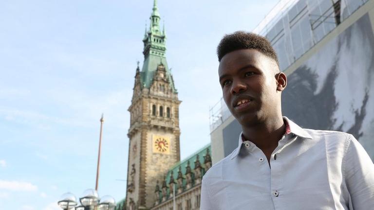 Abdifatah ist im Alter von 13 Jahren vor dem Al-Shabaab-Milizen aus Somalia geflohen. In Hamburg besucht er eine Stadtteilschule und trainiert beim HSV.