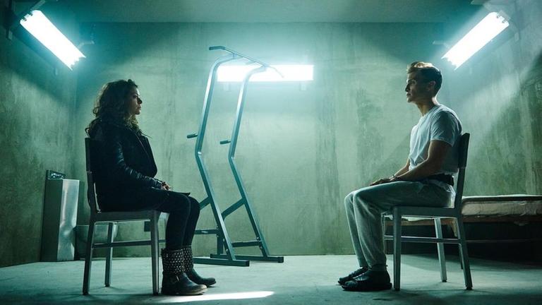 Sarah Manning (Tatiana Maslany, l.) befragt den festgenommenen Castor Rudy (Ari Millen, r.). Durch ihn erf�hrt sie, dass ihre Schwester Helena verschwunden ist.