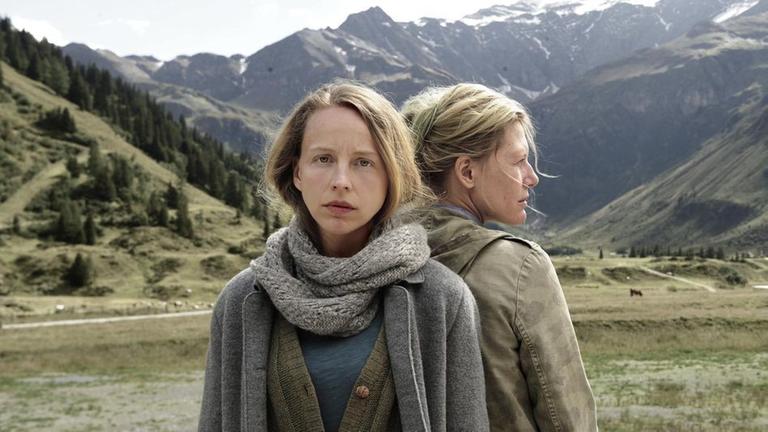 Eva (Petra Schmidt-Schaller, l.) ist hin und her gerissen: Leidet ihre Schwester Lydia (Ina Weisse, r.) wirklich unter Schizophrenie oder erz�hlt sie doch die Wahrheit?