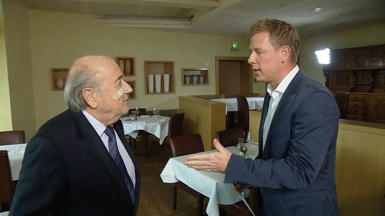 Sepp Blatter streitet im "ZDFzoom"-Interview ab, dass es Korruption und schwarze Kassen gegeben habe.