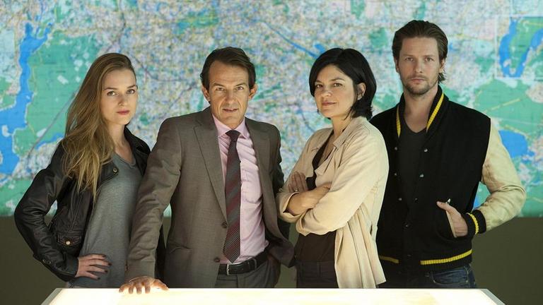 von links: Lucy Elbe (Josephin Busch), Oliver Radek (Hans-Werner Meyer), Mina Amiri (Jasmin Tabatabai), Mark Lohmann (Bert Tischendorf)