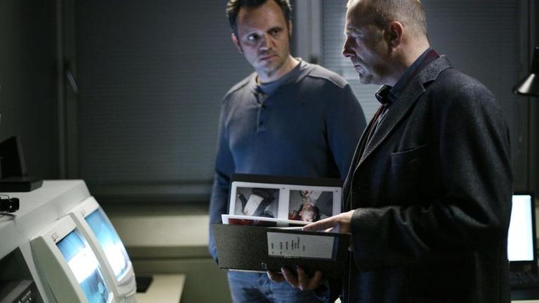 Richard Brock (Heino Ferch, r.) bereitet sich auf sein Verh�r mit seinem Freund vor. Leo Jauk (Roland Silbernagl, l.) gibt ihm weitere Infos.