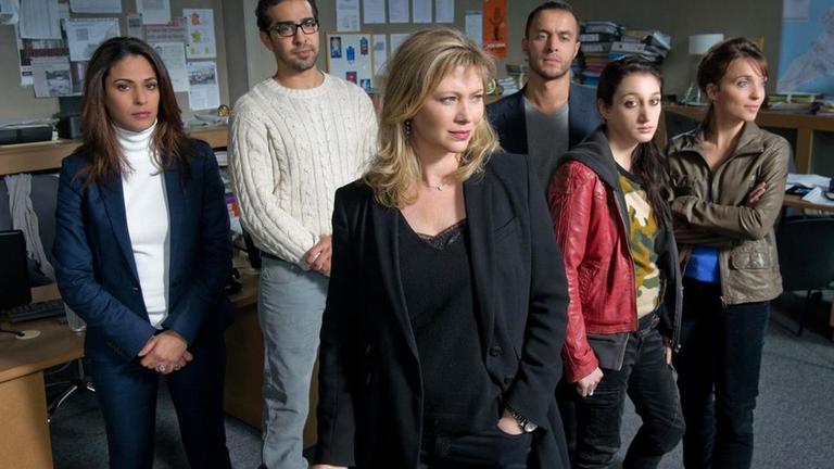 Candice Renoir und ihr Team im Polizeirevier (von links nach rechts): Yasmina Attia (Samira Lachhab), Jean Baptiste Medjaou (Mhamed Arezki), Candice Renoir (C�cile Bois), Antoine Dumas (Raphael Lenglet), Chrystelle Da Silva (Gaya Verneuil), Pascale Ibarruri (Alix Poisson)