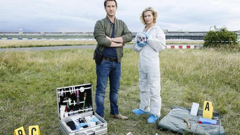 Rechtsmedizinerin Dr. Katrin Stoll (Valerie Niehaus, r.) und KHK Mirko Kiefer (David Rott, l.) ermitteln im neuen Fall.