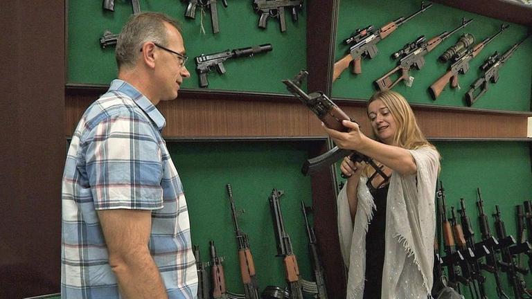 Reporterin Vanina Kanban im Gespr�ch mit Zoran Vulovic. F�r den Verkaufsleiter der Fabrik Zastava hat die Kalaschnikow Geschichte geschrieben. Auch heute noch ist die auf der Kalaschnikow basierende M70 die meistverkaufte Waffe des serbischen Unternehmens.