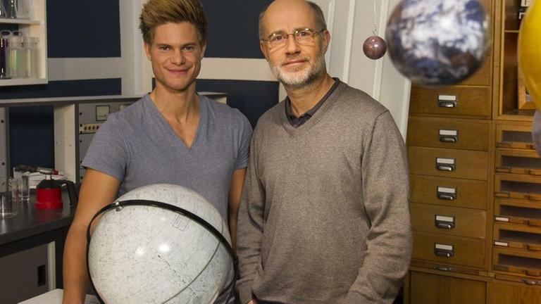 Philip H�usser und Harald Lesch: die Protagonisten des neuen YouTube-Kanals \\\"Terra X Lesch & Co\\\". W�hrend Harald Lesch als Physikprofessor studiert, \\\"was die Welt im Innersten zusammenh�lt\\\", hat der Physiker Philip H�usser Freude an gro�en und �berraschenden Experimenten. Ein Team, das sich ideal erg�nzt.