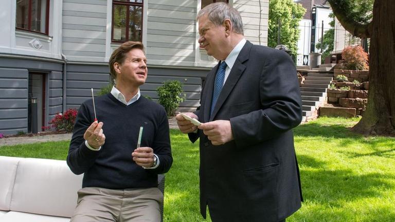 Der gerissene Anwalt Thomas Sautier (Thomas Heinze) gibt zu, mit Saskia Sperber intim geworden zu sein, jedoch nat�rlich alles einvernehmlich. Er �bergibt Staatsanwalt Bernd Reuther (Rainer Hunold) selbstsicher seine Speichelprobe.