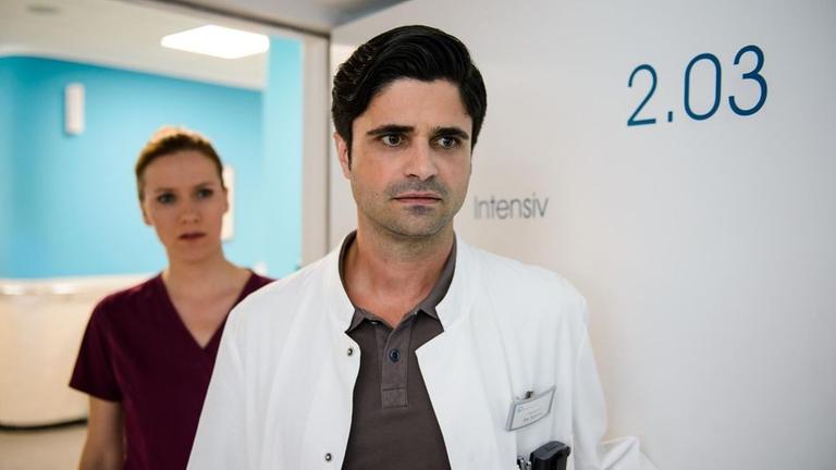 Betty Dewald (Bettina Lamprecht) und Dr. Behring (Maximilian Grill).