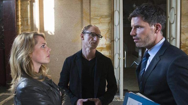 Pia Kirchhoff (Felicitas Woll), Kai Ostermann (Michael Schenk) und Oliver von Bodenstein (Tim Bergmann) reden �ber ihren Fall "Nixe".