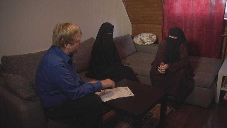 Rainer Fromm bei Recherche-Gespr�chen in einer Wohnung von Al-Qaida-Anh�ngern