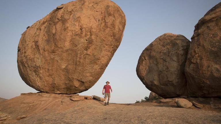 Professor Matthias Wemhoff bei den Dreharbeiten in der W�ste von Namibia.