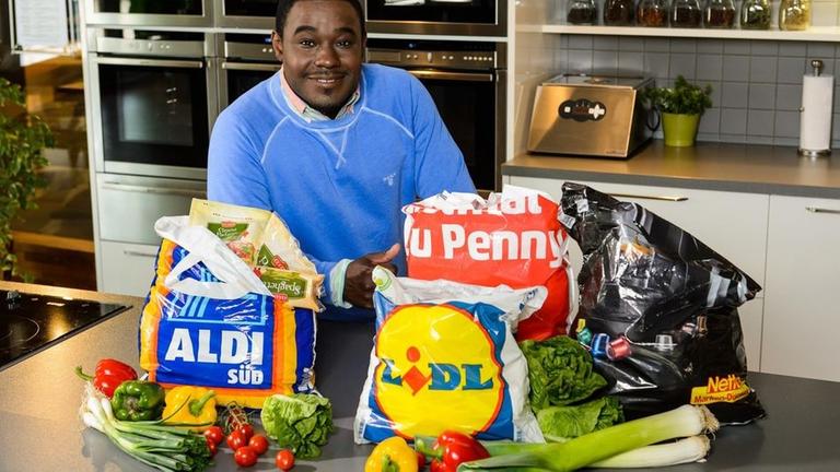 Nelson M�ller fragt: Alle gegen Aldi - wer schl�gt den Discounter-Riesen? Noch ist Aldi Marktf�hrer der Discounter, doch Lidl, Penny und Netto holen auf. Wer hat die bessere Qualit�t, wer die g�nstigere Ware?