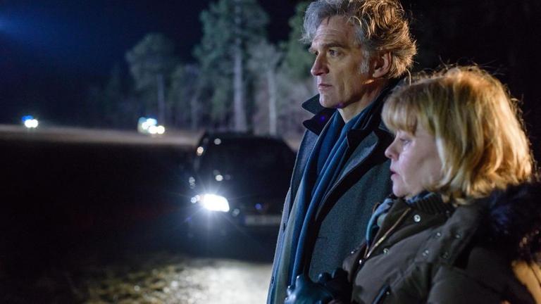 Ewa (Inger Nilsson) ist immer noch schockiert, da sie das Opfer kannte. Robert (Walter Sittler) steht ihr zur Seite.