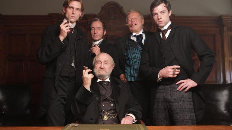 V.l.n.r.: Edward Pilaster (Daniel Straesser), Joseph Pilaster (Thorsten Merten), Seth Pilaster (Rolf Hoppe), Samuel Pilaster (Axel Milberg)und Hugh Pilaster (Dominic Thorburn).