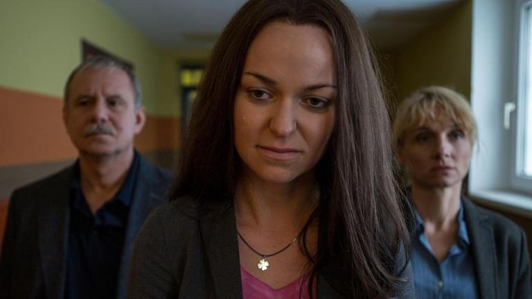 Beate Zsch�pe (Lisa Wagner) in Begleitung der BKA-Beamten Troller (Rollenname ge�ndert; Joachim Kr�l) und Dietrich (Rollenname ge�ndert; Christina Gro�e).