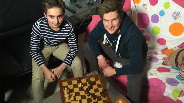 logo!-Reporter Tim Schreder trifft den afghanischen Fl�chtlingsjungen Karim, der alleine nach Deutschland gekommen ist und jetzt bei einer Pflegefamilie lebt.