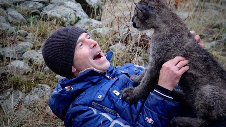 Dirk Steffens mit Pumababy Smoky, das in einer Aufzuchtstation in den Rocky Mountains lebt. Einst mussten die scheuen Raubkatzen mit viel gr��eren Katzenarten konkurrieren.