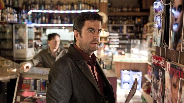 Jochen Lehmanns erster Kauf mit einem falschen F�nfziger in einem Frankfurter Kiosk (v.l.n.r.: Damir Decker (Georg Friedrich), Jochen Lehmann (Bastian Pastewka)