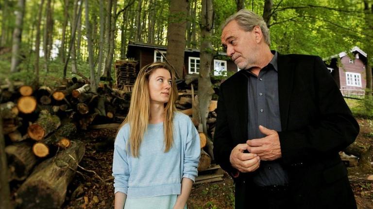 Bauer (Gerd Silberbauer) ist sich sicher, dass Kathleen (Julia Sophie Schabus) ebenfalls eine Patientin im Therapiezentrum, mehr �ber ihren toten Mitpatienten wei�. Aber wieso schweigt sie? Aus Angst?