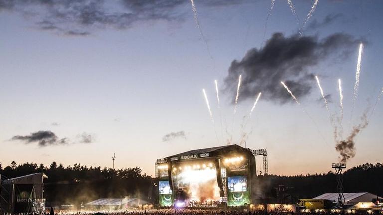 Die Green Stage des Hurricane Festivals mit Feuerwerk im Hintergrund.