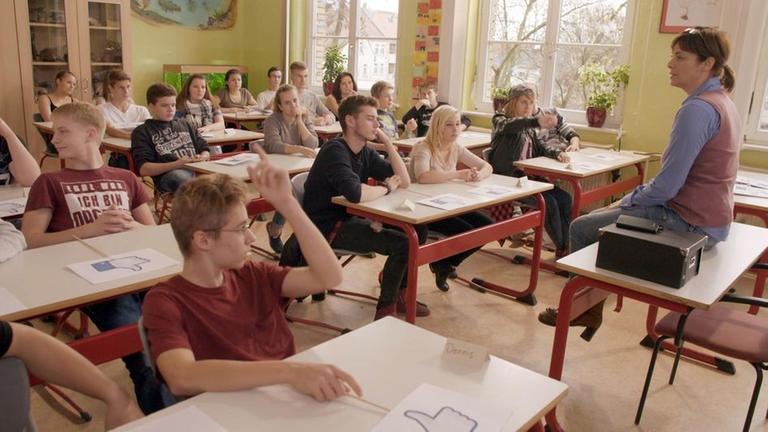 Mit einer ganzen Klasse von Teenagern offen �ber Sex reden? F�r Ann-Marlene Henning kein Problem.