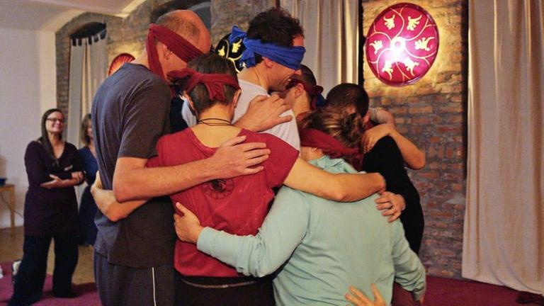 Eine Kuschelparty in Leipzig. Fremde Menschen treffen sich zum Ber�hren, Anfassen und W�rmen.  Die meisten Teilnehmer f�hlen sich hinterher aufgeladen und entspannt.