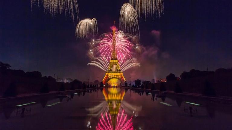 Ein spektakul�res Feuerwerk am Eiffelturm schlie�t sich an das Konzert an.