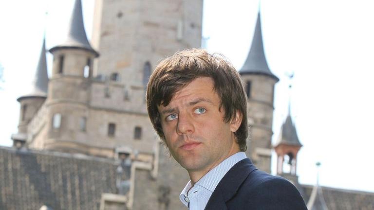 Ernst August Erbprinz von Hannover vor der Marienburg, die noch immer im Privatbesitz der Welfen ist.