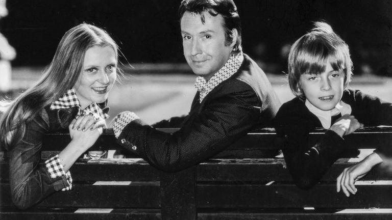 Peter Alexander (M.) mit seinen Kindern Susi (l.) und Michael (r.).