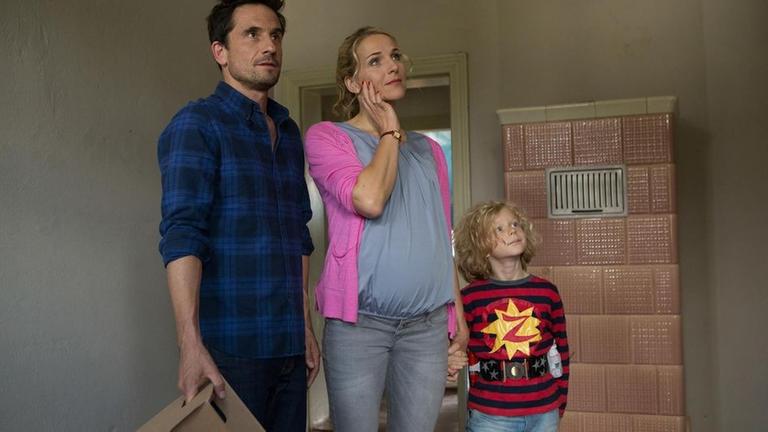 Traum oder Alptraum? Stefan (Oliver Mommsen, l.), Silke (Tanja Wedhorn, M.) und ihr Sohn Jakob (Leopold Schill, r.) sind endlich stolze Hausbesitzer. Doch vor dem Einzug ist noch einiges zu tun: Vom Boden bis zur Decke, �berall finden sich Gr�nde f�r eine Renovierung.