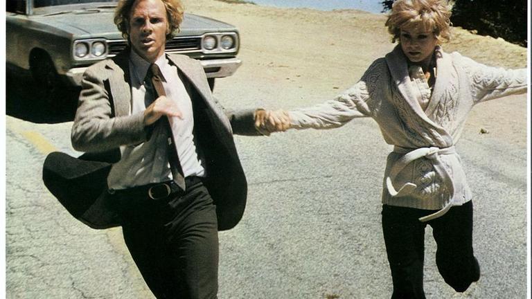 Auf der Flucht: Blanche (Barbara Harris, r.) und Freund George (Bruce Dern, l.) werden auf der Jagd nach dem verschollenen Neffen unvermittelt selbst zu Gejagten.