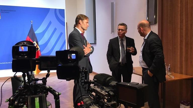 Die Autoren Mathis Feldhoff und Wulf Schmiese im Gespr�ch mit Thomas de Maizi�re.