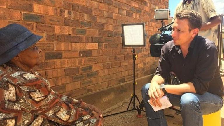 Timm Kr�ger im Gespr�ch mit der Mutter von Hector Pieterson.