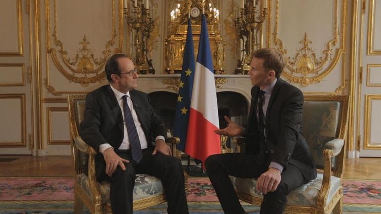 Wie steht Frankreich zu seiner Nationalmannschaft? Dar�ber spricht Jochen Breyer (r.) auch mit dem franz�sischen Staatspr�sidenten Fran�ois Hollande (l.).