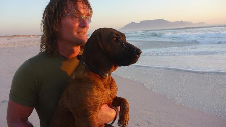 Andreas Kieling mit H�ndin Cleo in S�dafrika am Tafelberg von Kapstadt.