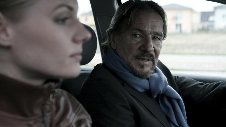 Lena Frey (Rosalie Thomass, l.) zusammen mit Bruno Theweleit (G�tz George, r.), der nur widerwillig den angeordneten Personenschutz akzeptiert und der jungen Kollegin mit seinem geheimnisvollen Verhalten das Leben schwer macht.