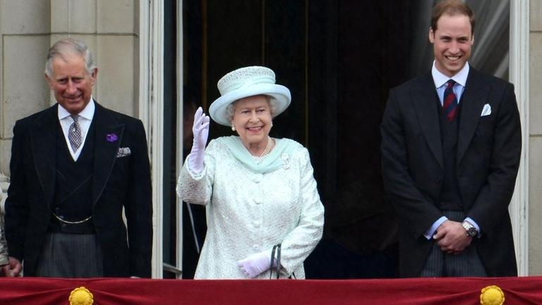 Charles, Elizabeth II. und William auf dem Balkon des Buckingham Palastes.