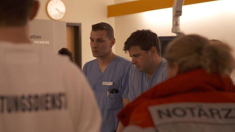 Patienten im Sekundentakt. Ein Notfall ist eingeliefert worden. Unfallchirurg Stephan E. (2.v.r.) muss schnell eine lebenswichtige Entscheidung treffen.