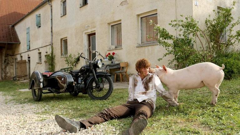 Huber (Golo Euler) und seine letzte Sau auf dem Huberhof
