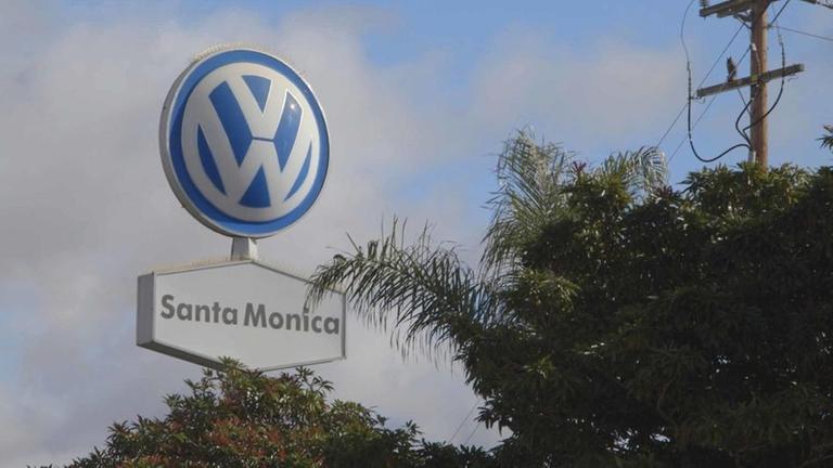 Den automobilen Weltmarkt beherrschen � das war erkl�rtes Ziel von VW. Die USA sind der Schl�ssel, 17 Millionen Autos werden hier jedes Jahr verkauft. Doch in den USA begann auch die Geschichte des aktuellen Abgas-Skandals, der VW zum Verh�ngnis werden k�nnte.