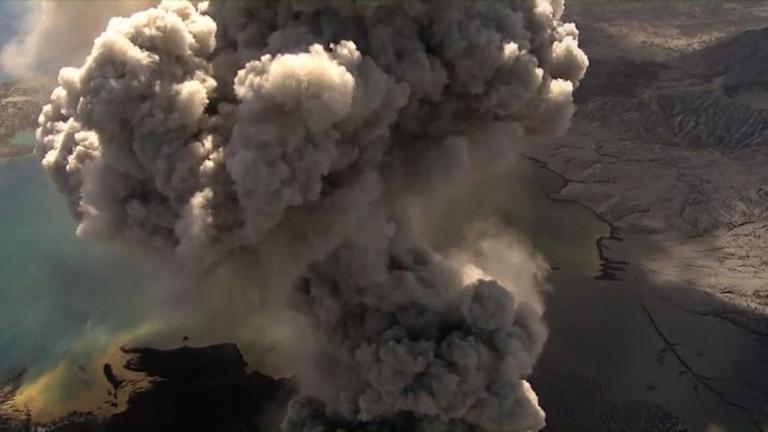 W�hrend eines Vulkanausbruchs werden Lava und Gestein in allerkleinste Teilchen zerrissen und mit hei�en Gasen vermischt in die H�he geschossen. Nicht selten gelangt die Asche sogar in die Stratosph�re.