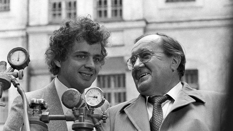 Ein freundschaftliches Verh�ltnis verbindet den "Alten", Hauptkommissar Erwin K�ster, seinem Assistenten Gerd Heymann. (Michael Ande, li.; Siegfried Lowitz, re.).

"Der Alte"