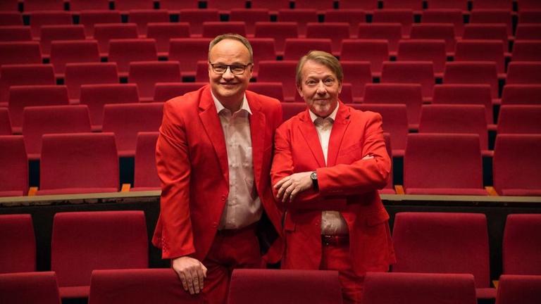 Oliver Welke und Ditmar Wischeyer im Zuschauerraum des Theaters am Aegi in Hannover