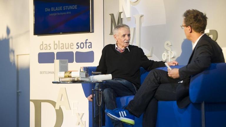 Das blaue Sofa auf der Leipziger Buchmesse am 17.03.2016. Volker Weidermann (r.) mit Preistr�ger Guntram Vesper (Belletristik)